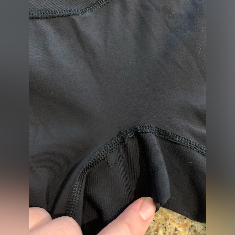 Lululemon black cropped leggings size 4 - Picture 3 of 13